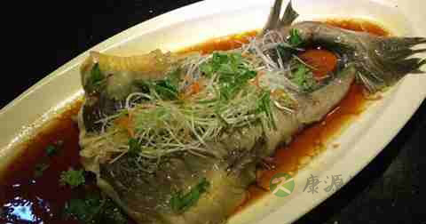 梅菜蒸鱼尾什么时候放调料