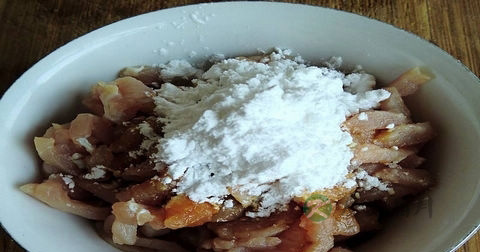 炒肉丝要不要放淀粉 炒肉丝要不要放淀粉